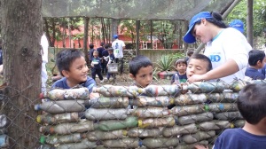 los niños colaboran con el ecomuro en el Parque Naciones Unidas