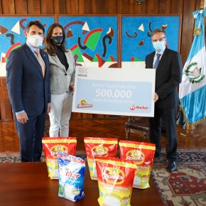 Nestlé dona medio millón de vasos de&nbsp;leche